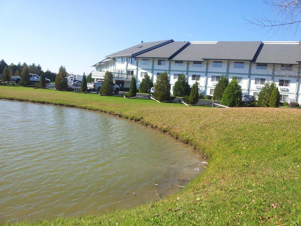 Days Inn By Wyndham Shelburne/Burlington Dış mekan fotoğraf